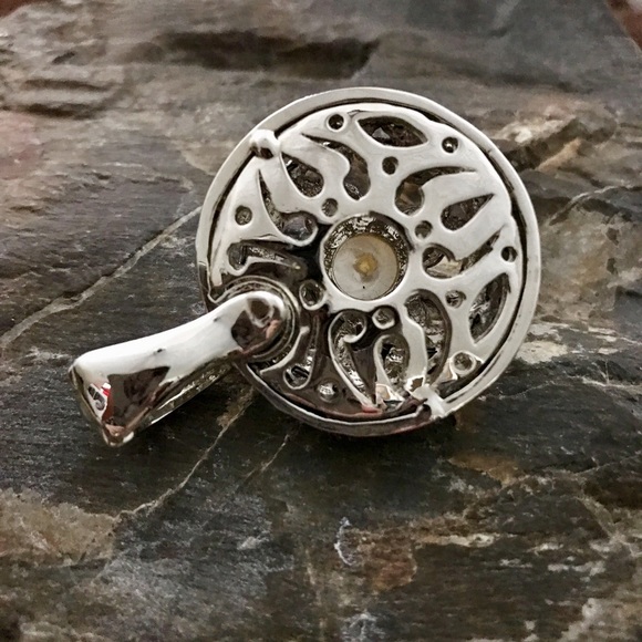 Silver & Pearl Magnetic Clasp Pendant - Picture 2 of 4